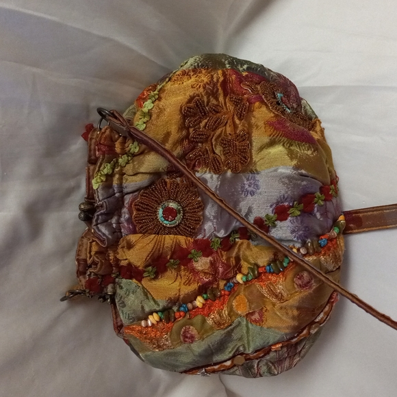 MARY FRANCES Multicolor Fabric Crossbody/Shoulder Bag Kiss Lock - Picture 2 of 9